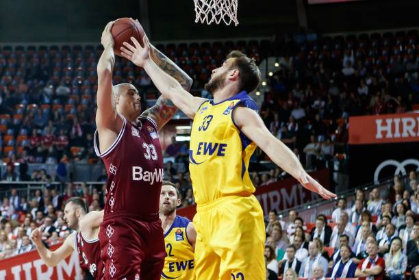 或者在篮下 或者在篮下