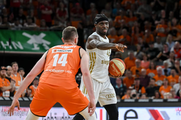 让球迷们连 让球迷们连